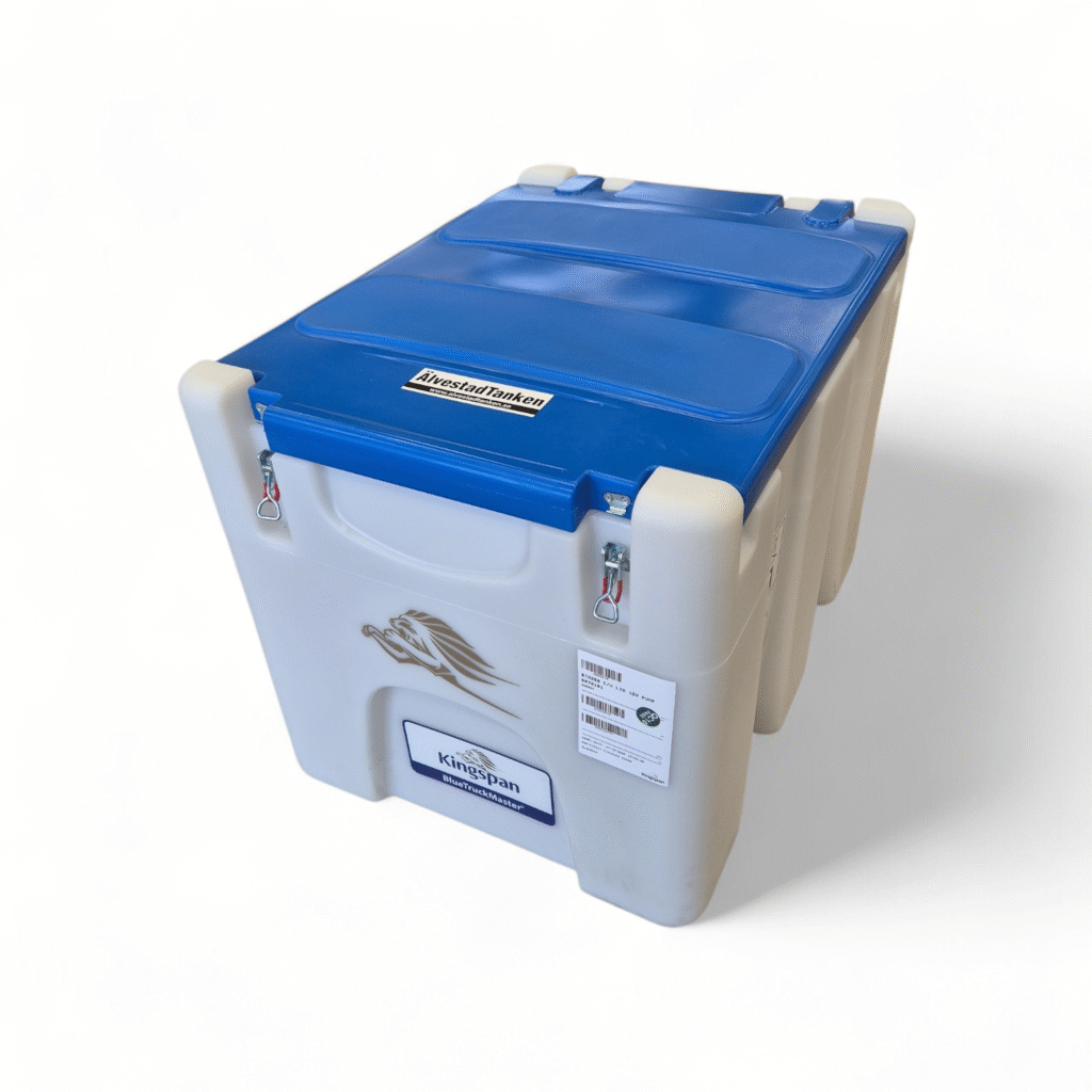 En stor vit AdBlue Transporttank TruckMaster 200 liter (hög) med blått lock, metallspärrar och handtag. Med Kingspan-logotyp, svangrafik och etiketter på ena sidan, mot en vit bakgrund.