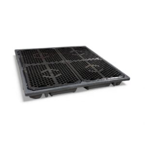 Arbetsgolv, en svart plastpall med bikakemönstrad yta för stöd och transport av gods, visas mot en vit bakgrund.