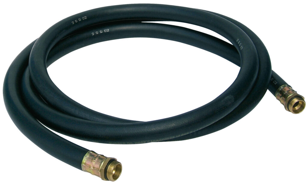 En svart bensinslang 4m 3/4 1" slang med metallkopplingar i båda ändar visas mot en vit bakgrund.