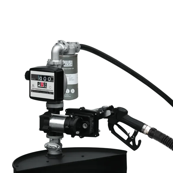 Närbild av en Bensinpump för fett 12v komplett, ett svart och silverfärgat bränslepumpsystem med digital mätare, slangar och munstycke, monterat på en tank.