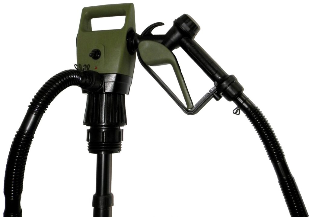 En närbild av FATPUMP 12V 24V 230V bärbar elektrisk bränslepump med olivgrönt handtag, svart slang och munstycke, isolerad mot en vit bakgrund.