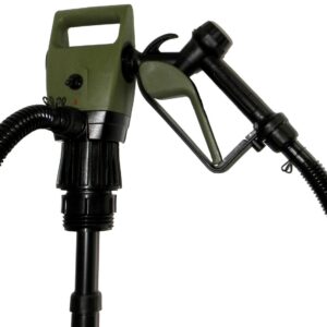 En närbild av FATPUMP 12V 24V 230V bärbar elektrisk bränslepump med olivgrönt handtag, svart slang och munstycke, isolerad mot en vit bakgrund.