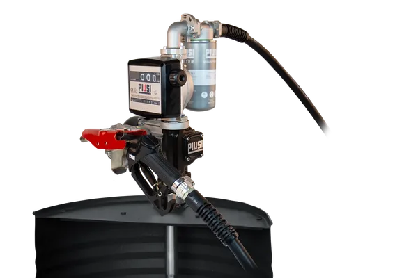 En Bensinpump för fat 230v-kit flödesmätare, komplett med munstycke, slang och monterat filter, visas på en svart trumma mot en slät bakgrund.