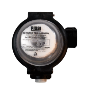 Piusi AdBluefilter Komplett är ett runt, svart och transparent filter för urea-lösningar, med en central etikett och anslutningsöppningar på sidan, utformat med 3D-filterteknik.