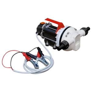 Pumpmotor AdBlue 24V 30-35 l/min är en portabel bränsletransportpump med rött handtag, svart motor, vitt hölje, svarta slangar och kablar med röda och svarta krokodilklämmor. Den ger 30-35 l/min för effektiv vätskeöverföring.