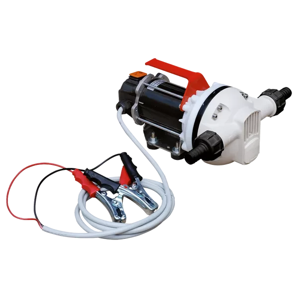 PUMPMOTOR AdBlue 12V 30-35 l/min är en bärbar elektrisk pump med rött handtag, vitt hölje, svart motor och kablar med röda och svarta krokodilklämmor för effektiv vätskeöverföring.