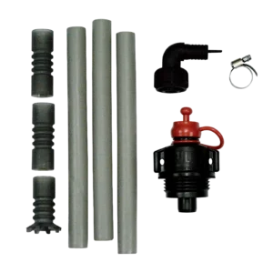 Viktiga delar till din Sugrör IBC Pumpkit AdBlue - fyra grå rör, tre räfflade kopplingar, en svart armbåge, en slangklämma och en svart ventil med rött lock - är prydligt ordnade på en svart bakgrund.