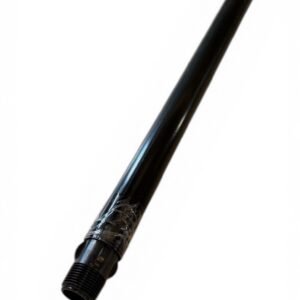 A Sugrör teleskop för diesel: svart cylindriskt metallrör med gängade ändar, delvis inplastat, mot en vit bakgrund - perfekt för dieselapplikationer.