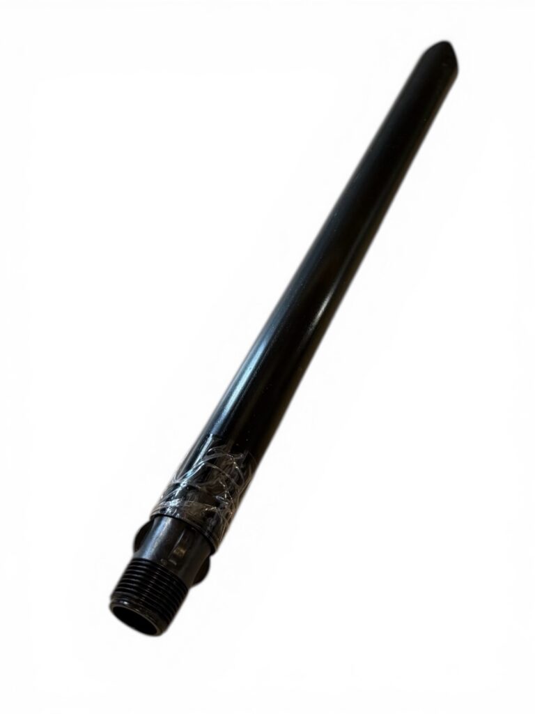 A Sugrör teleskop för diesel: svart cylindriskt metallrör med gängade ändar, delvis inplastat, mot en vit bakgrund - perfekt för dieselapplikationer.