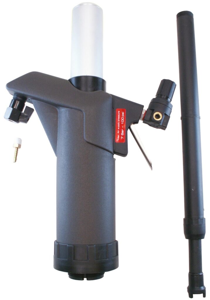 FATPUMP AF1 TRYCKLUFTDRIV är en svart handhållen skumkanon med vit topp, avtryckare, justerbart munstycke och separat förlängningsstav för att spruta rengöringsskum.