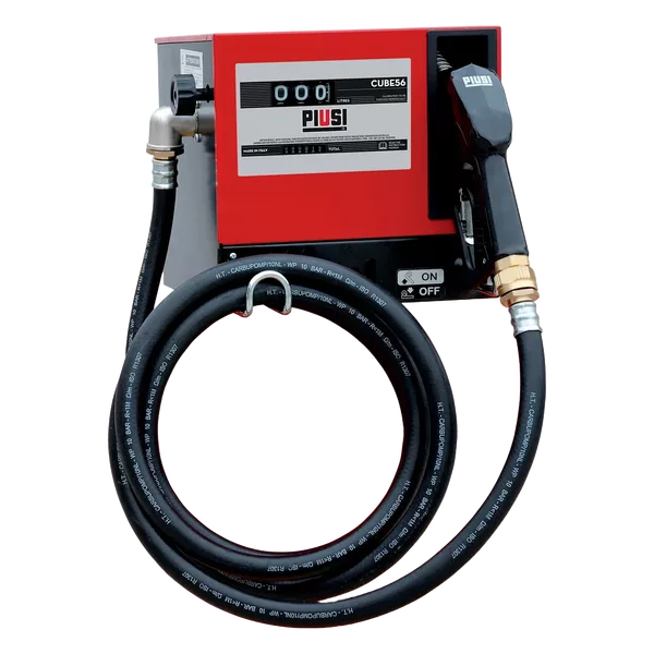 En röd och svart DIESELPUMP CUBE 56 230V bränslepump med digital display, flexibel slang och munstycke i en sidohållare. Den är märkt PIUSI CUBE 56 och har på/av-strömbrytare i botten.