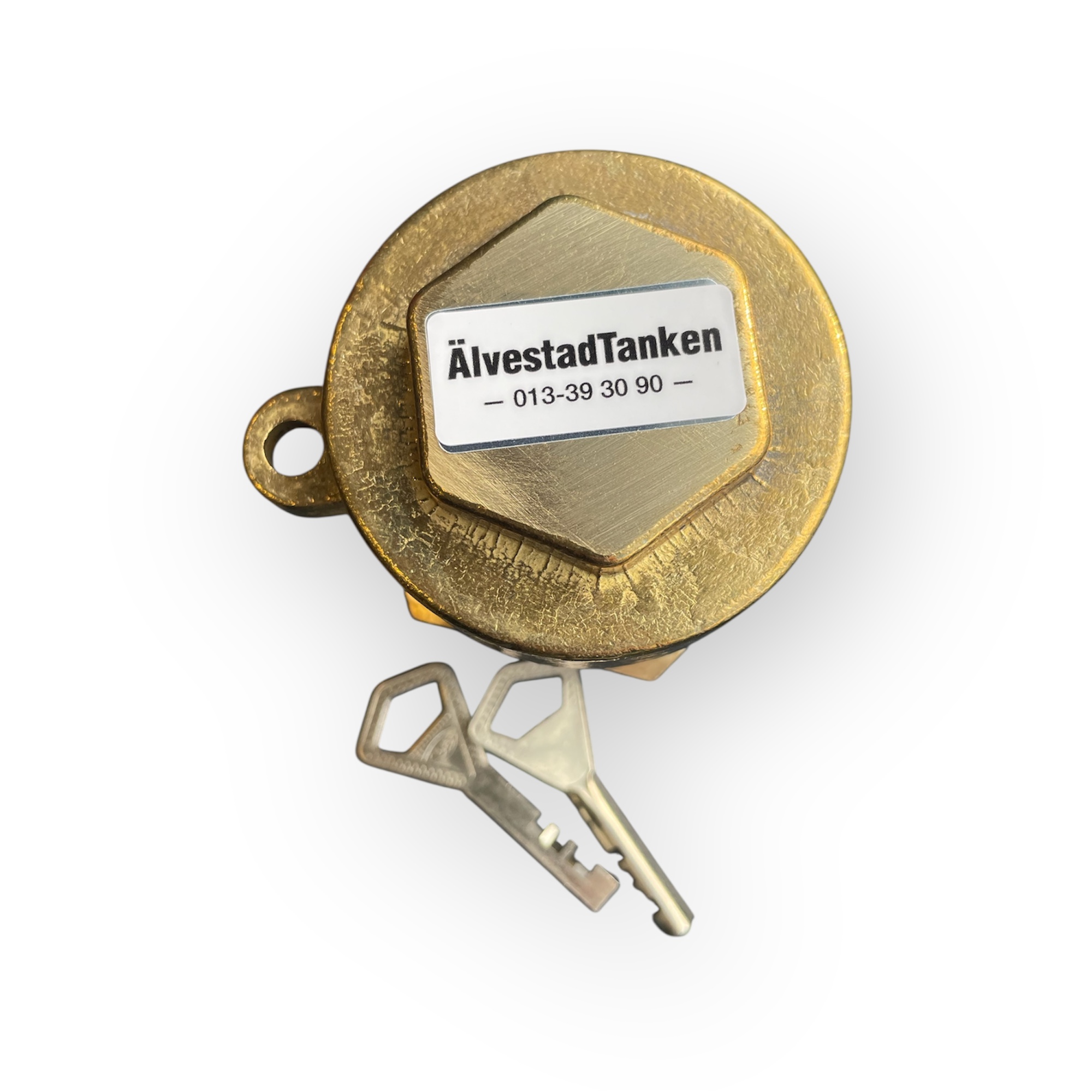 En LÅSBART TANKLOCK DIESELTANKAR i mässing med texten "ÄlvestadTanken 013-39 30 90" och två silvernycklar visas mot en vit bakgrund.