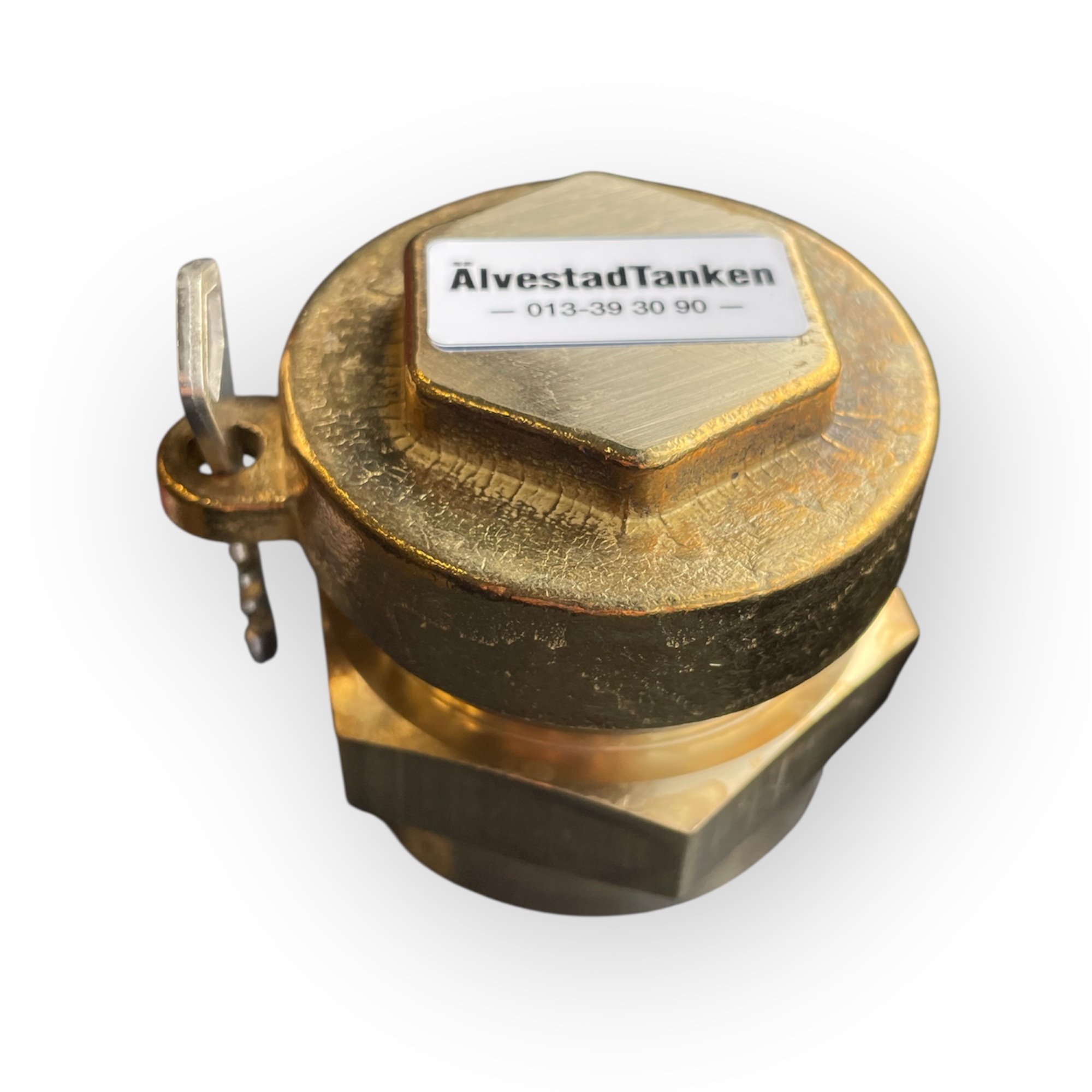 LÅSBART TANKLOCK DIESELTANKAR är ett tanklock i mässing med kedja, sexkantig topp och märkningen ÄlvestadTanken 013-39 30 90.