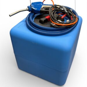 AdBluetank 100l med 12v-pump, som visas mot en vit bakgrund, har en blå slang, ett svart bränslemunstycke och spiralkablar på toppen.