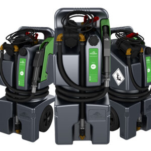 Tre dieseltankar TrolleyMaster med hjul och påmonterade slangar är grupperade tillsammans. Varje enhet är grå med gröna handtag och etiketter med munstycken och säkerhetssymboler för bränsle.