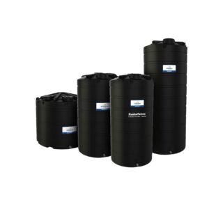 Tre stora svarta cylindriska AquaBank vattentankar (15000, 22000 & 28000 liter) med blå och vita etiketter är placerade sida vid sida mot en vit bakgrund.