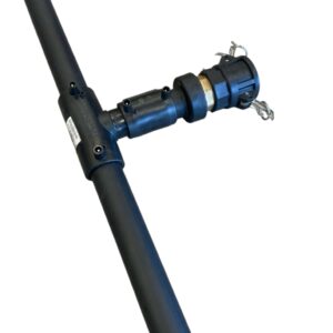 Spridarramp 2 meters set består av ett svart plaströr med en T-koppling, en cylindrisk koppling med en sexkantsmutter av metall och två metallklämmor, som visas på en vit bakgrund.