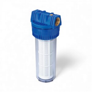 Ett blått och transparent cylindriskt vattenfilter. Emtek 10" vattenfilterhus med en synlig vit filterpatron inuti, mot en vit bakgrund.