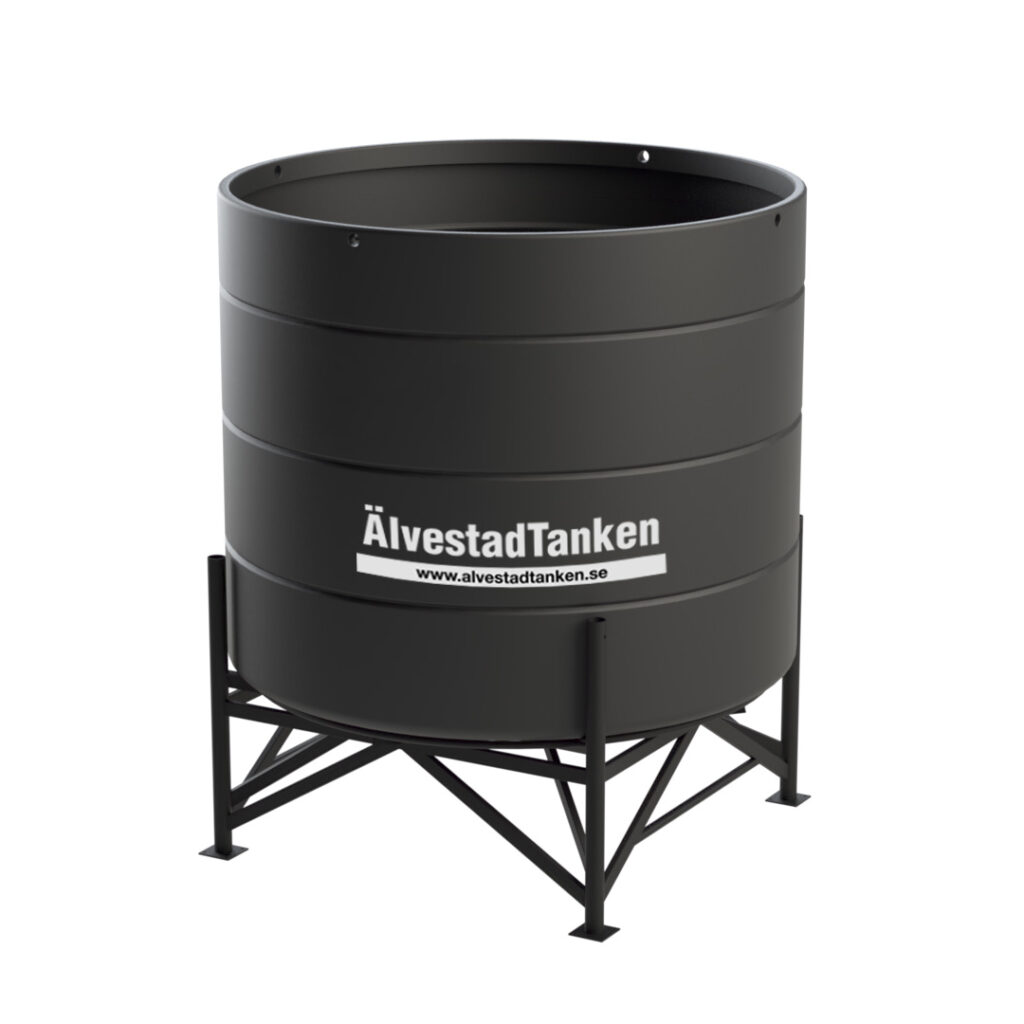 En stor, svart cylinderformad "Lagringstank med Konisk Botten Öppen Topp 15°" sitter på en kraftig metallram, med varumärket ÄlvestadTanken och www.alvestadtanken.se tryckt i vitt på sidan.