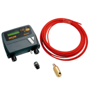 PIUSI B.Smart Pejlutrustning OCIO 2.0-kit med svart styrenhet, röd slang, svart kontakt och liten flottörsensor i mässing - allt på vit bakgrund.