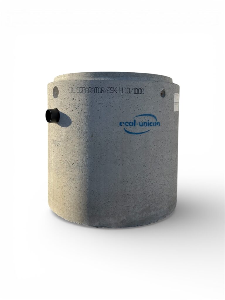 En stor cylindrisk betongtank märkt OIL SEPARATOR-ESK-H 10/1000 och ecol-unicon står mot en vit bakgrund-an Oljeavskiljare betong 10 l/sekunden - komplett paket med ett rörutlopp för effektiv oljeavskiljning.