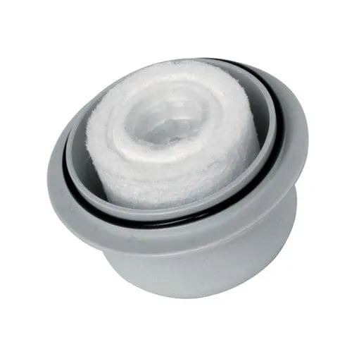 En vit cylindrisk PIUSI adbluefilter utbytespatron vattenfilterpatron med en central öppning, inkapslad i rund grå plast och omgiven av en svart gummiring.
