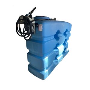 ÄlvestadTanken AdBluetank 3000L Komplett är en stor blå lagringstank i plast för vatten eller bränsle, med en ansluten pump, slangar och munstycke, mot en vit bakgrund.
