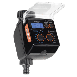 Claber vattendator "TEMPO SELECT" är en svart digital timer för trädgårdsvatten med orangefärgade detaljer, med en displayskärm, kontrollknappar, ett genomskinligt lock som kan fällas upp och en slanganslutning i botten.