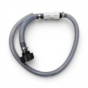 IBC kopplingskit för AdBluepump består av en flexibel, transparent slang med svarta och vita plastkopplingar i varje ände, säkrade med metallklämmor och placerade i en cirkel på en vit bakgrund.