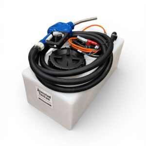 En vit rektangulär AdBluetank 42 L med 12v-pump med svart slang, blått bränslemunstycke och upprullade kablar på toppen. Tanken har en etikett med texten "Avezstad Tanken". Mot en vit bakgrund.