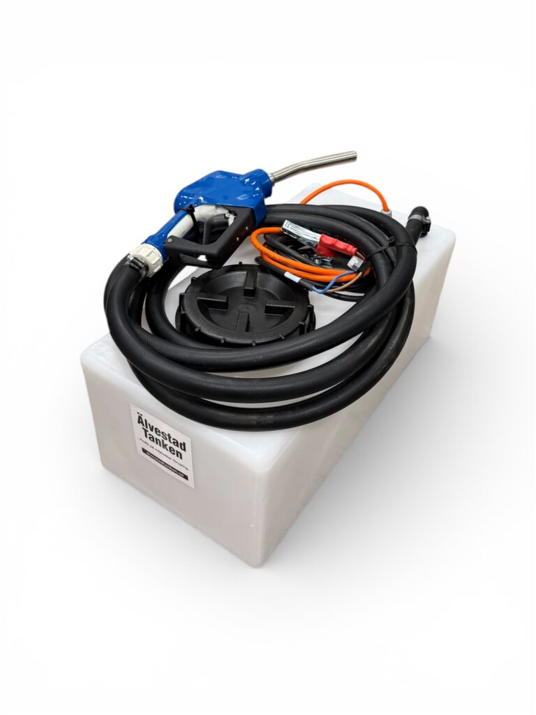 En vit rektangulär AdBluetank 42 L med 12v-pump med svart slang, blått bränslemunstycke och upprullade kablar på toppen. Tanken har en etikett med texten "Avezstad Tanken". Mot en vit bakgrund.