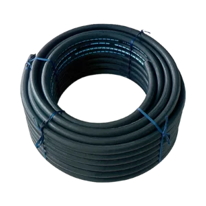 Ett upprullat AdBlue slang EPDM 19 mm svart rör med blå band, perfekt för bevattning, VVS eller elektriska ledningsapplikationer.