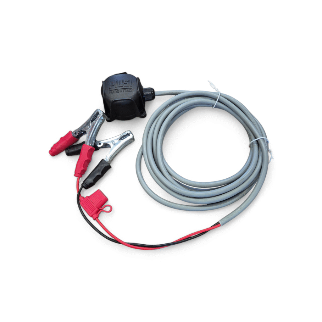 Elbox kablage och batteriklämmor 12/24V BP3000-kabeln, med röda och svarta krokodilklämmor och en svart plastdel, visas upprullad på en vit bakgrund - perfekt för batterianslutning eller strömöverföring.