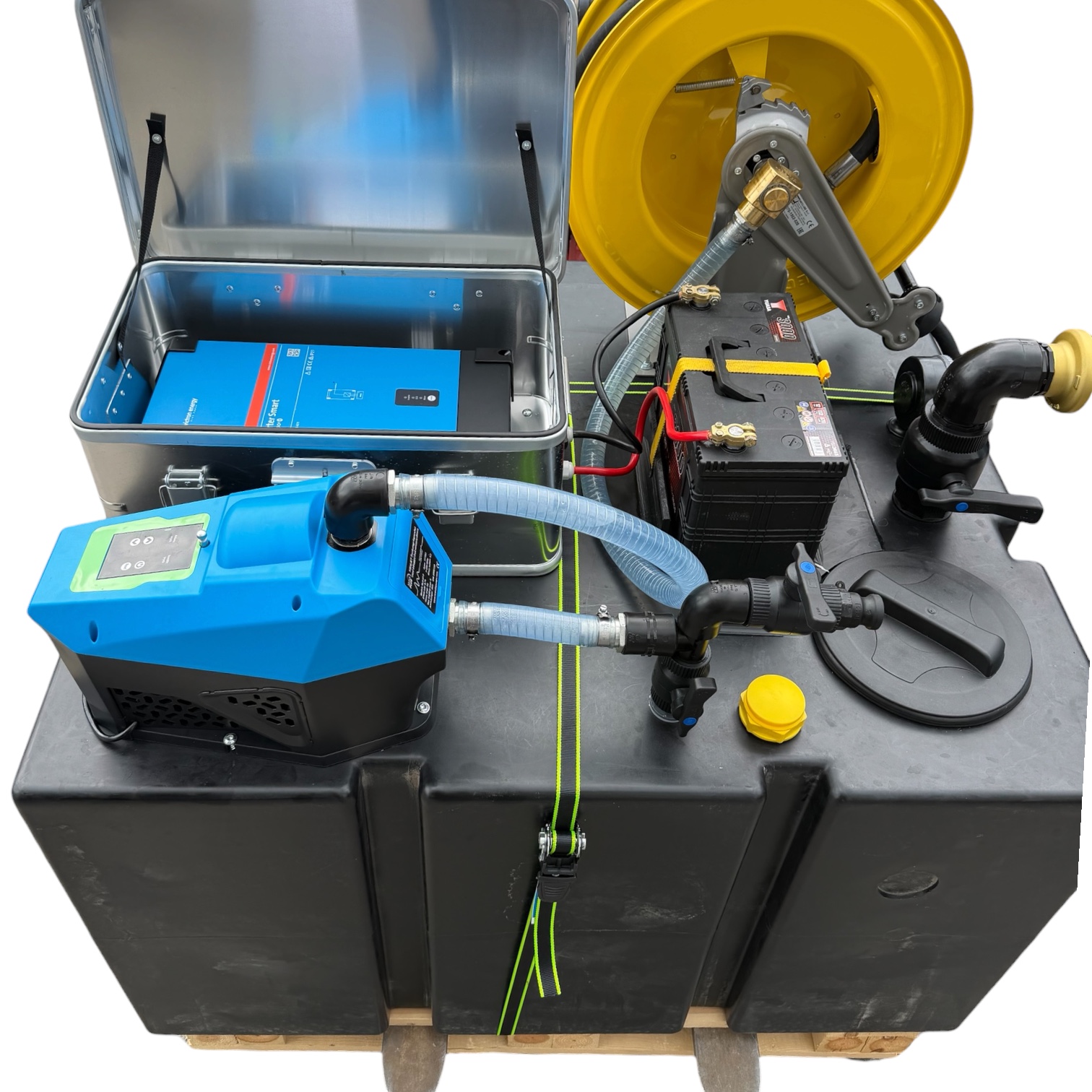 En bevattningstank på 400 liter med elektrisk pump – ett bärbart bränsleöverföringssystem bestående av en blå pump, en svart tank, en styrbox, en gul slangvinda och kablar, allt monterat på en pall. Utrustningen inkluderar ett batteri och slanganslutningar för effektiv tankning.