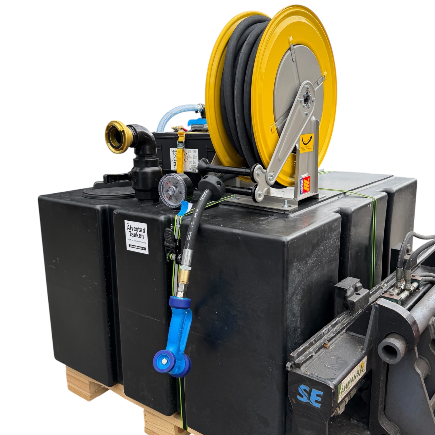 En bevattningstank på 400 liter med elektrisk pump, bestående av en svart plasttank monterad på en träpall, levereras komplett med en gul slangvinda, slang och blå munstycke samt manometer och kopplingar, och är placerad intill maskinens fästpunkter.