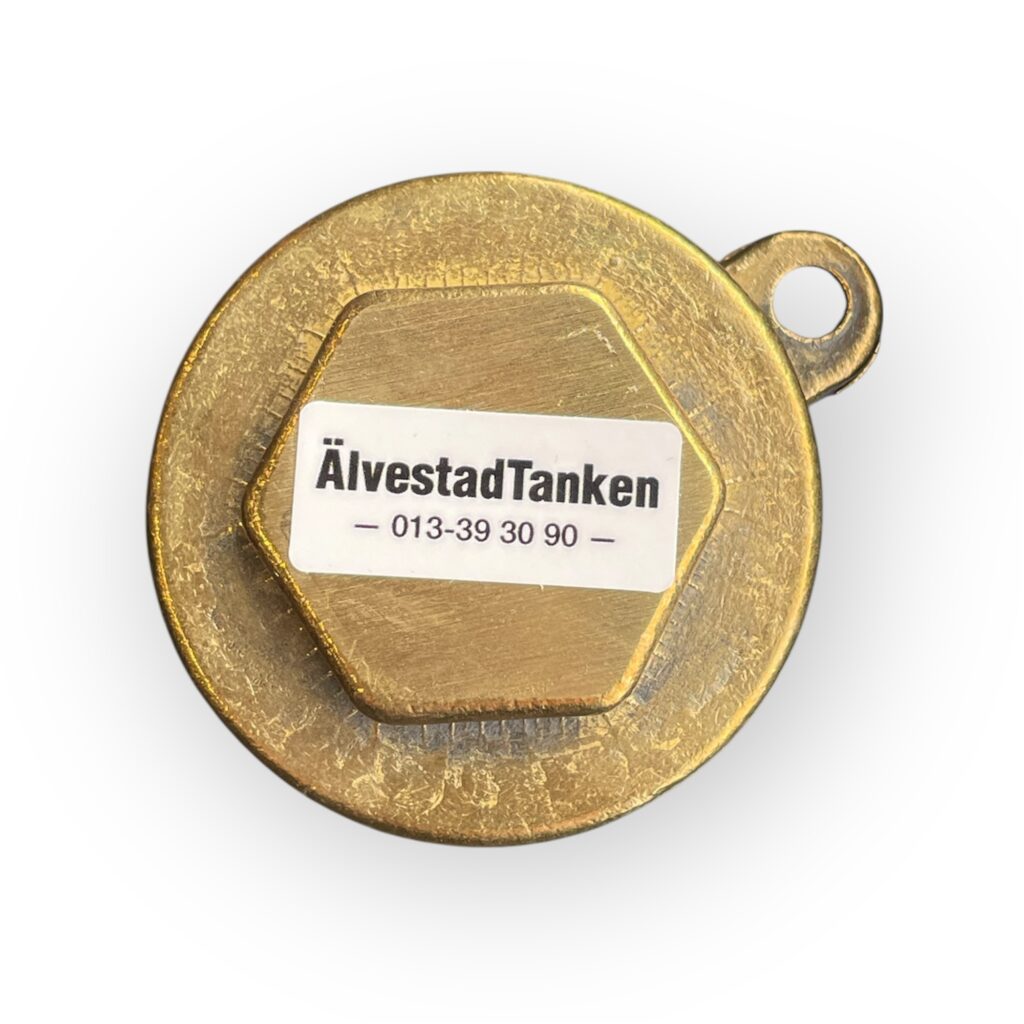 En mässingsfärgad pollett med sexkantigt centrum, märkt ÄlvestadTanken 013-39 30 90, har ett litet hål för fastsättning och är avsedd att användas med Tanklock 2" Endast Lock.