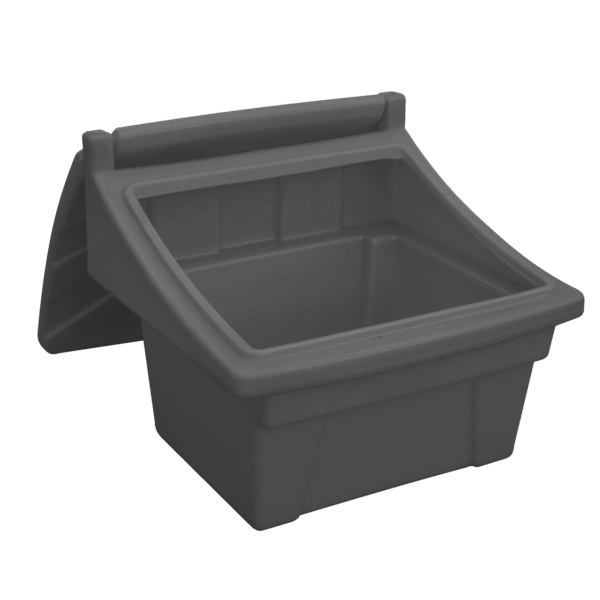 Sandlåda förvaringslåda 50 liter är en grå plastlåda med öppen snedställd front och förstärkt baksida, perfekt för förvaring eller organisering av olika föremål.