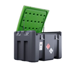 Dieseltank 440 liter Kingspan TruckMaster är en stor svart industricontainer med grönt gångjärnsförsett lock och varningsetiketter för farliga ämnen på sidan.