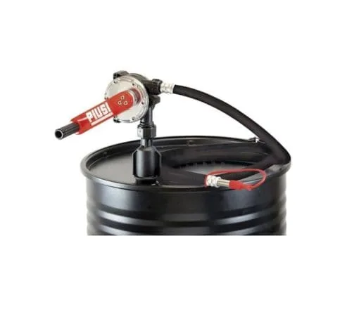 Diesel-/oljepumpen för fat är en manuell roterande handpump med ett rött handtag märkt med PIUSI, monterad på toppen av ett svart metallfat med en svart slang – perfekt för effektiv utmatning av diesel och olja.