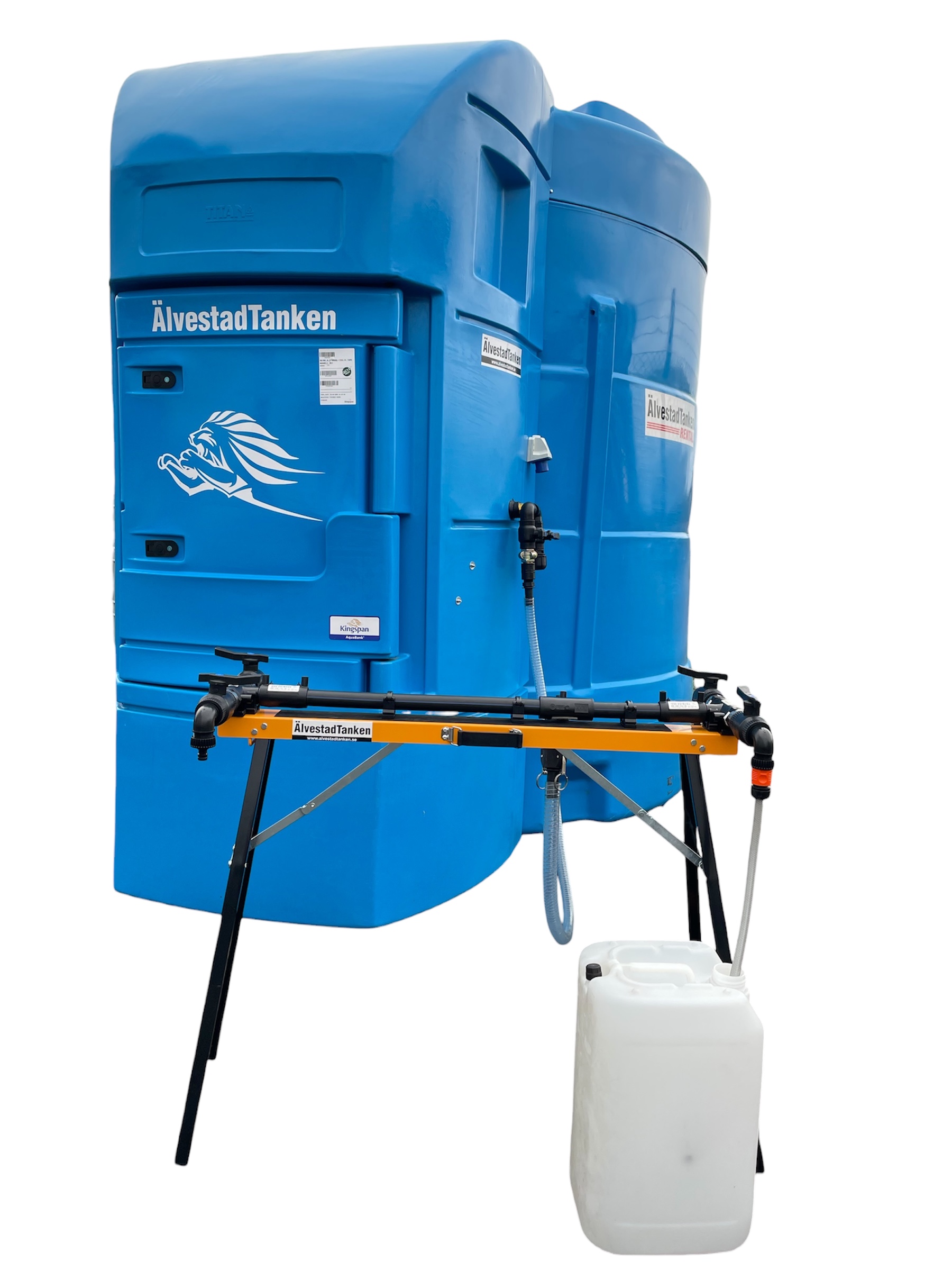 En stor blå ÄlvestadTanken Nödvattentank isolerad inkl värme 9000 liter med tappkran står bredvid en metallram med slangar och en vit plastbehållare, allt mot en vit bakgrund.