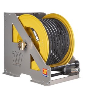 Slangvinda HD-560 30m 1" för luft & vatten (20 bar) är en slangvinda i metall med en gul rund spole och svart slang på en grå stålram, med Made in Italy-gravering och en tillverkaretikett vid basen.