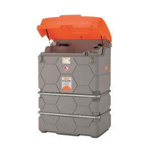 Spilloljetank Cube 1500L är en grå bränsletank med hexagonmönster, metallförstärkningar, ett öppet ljusorange lock och varningsetiketter på framsidan.