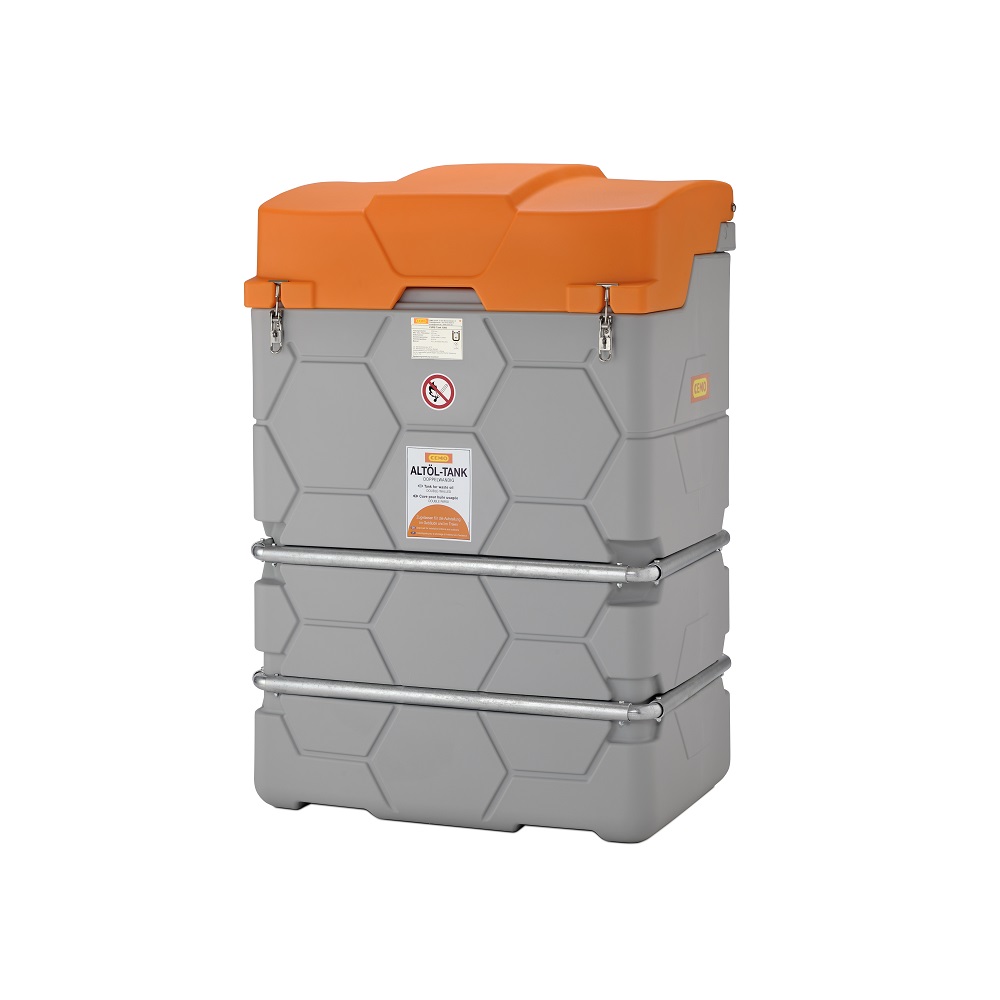 En stor grå Spilloljetank Cube 1500L med hexagonalt mönster, orange lock som säkras med metallås och två band, samt varningsetiketter.