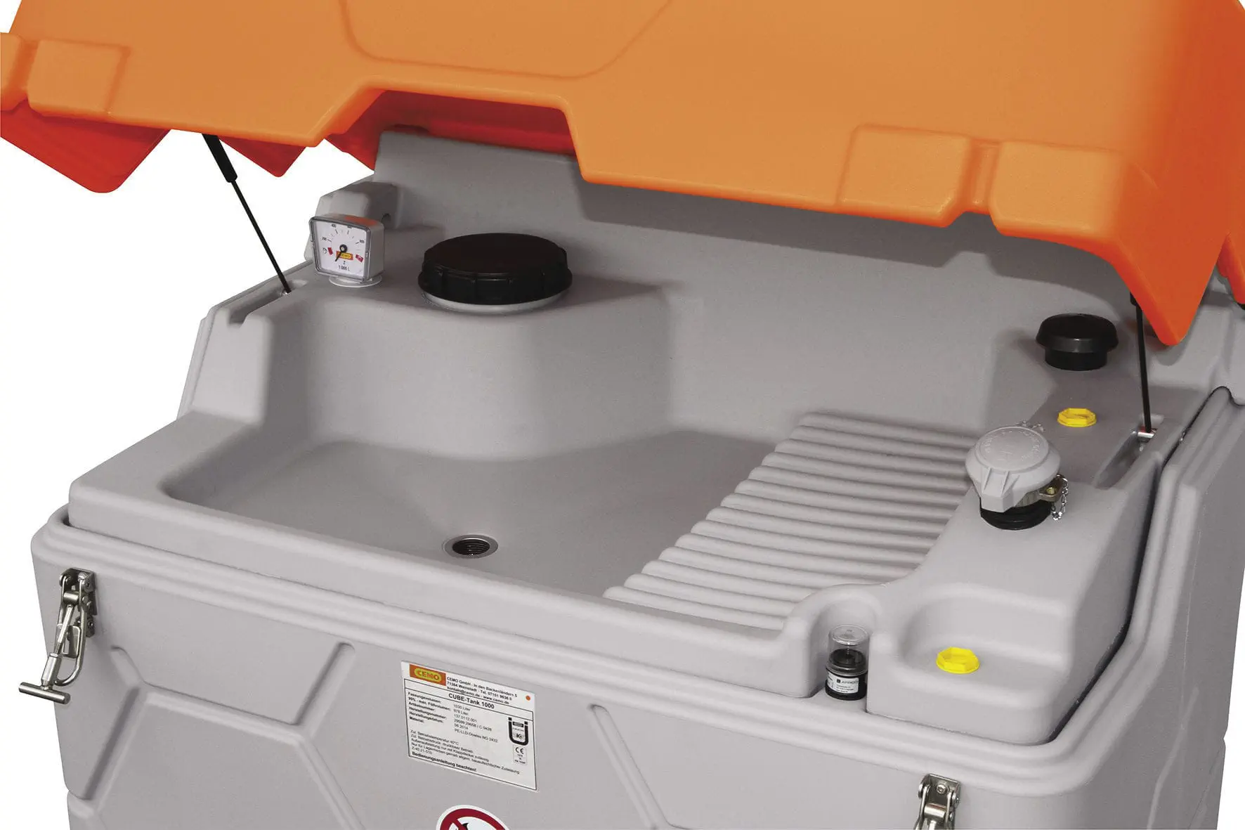 En närbild av Spilloljetank Cube 1500L visar den grå behållaren öppen med ett orange lock, fack, ett svart runt lock, räfflad yta och metallspärr på framsidan.