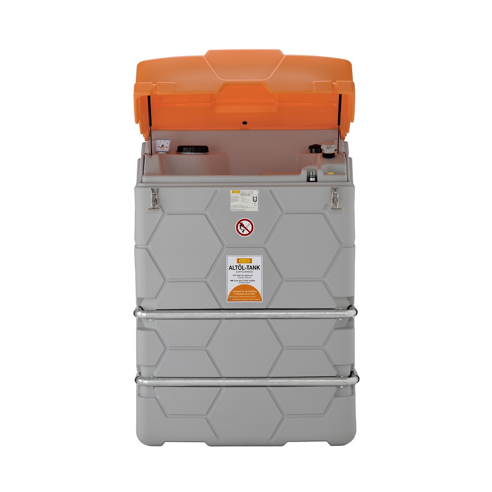 Spilloljetank Cube 1500L är en grå lagringstank med hexagonalt mönster, metallförstärkningsstänger och ett orange lock som är delvis öppet för att avslöja en främre kontrollpanel och varningsetiketter.