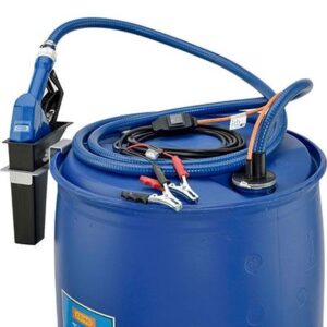 Pumpkit 12v till Diesel AdBlue & Vatten Automathandtag & 4m Slang består av en blå tunna med munstycke, 4m blå slang och elkablar med krokodilklämmor, allt prydligt fastsatt på tunnelocket.