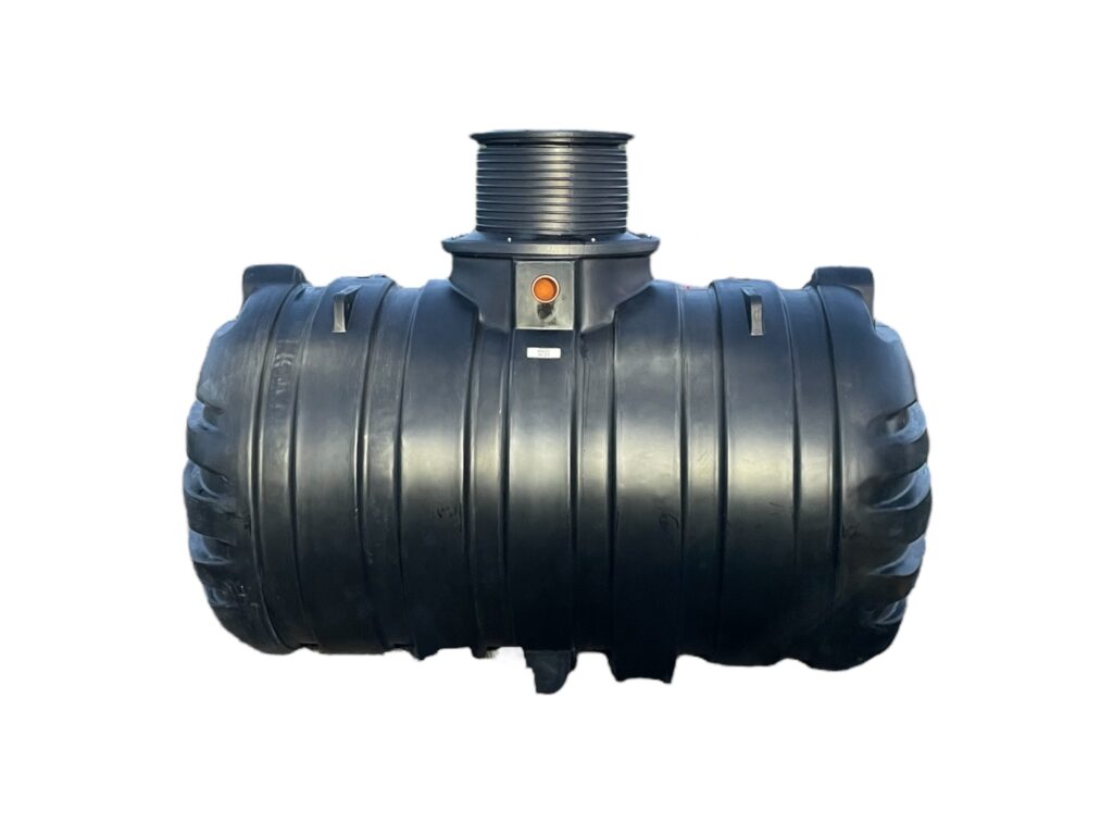 Sluten Tank 10.000L Komplett är en stor svart cylindrisk plasttank med räfflade sidor och ett vertikalt rör på toppen, som visas isolerad mot en vit bakgrund.