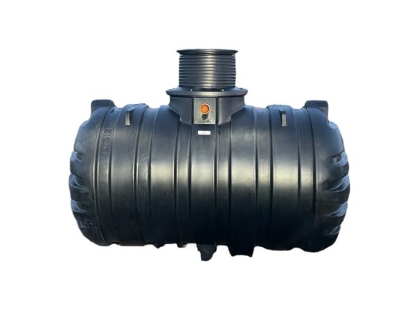 Sluten Tank 10.000L Komplett är en stor svart cylindrisk plasttank med räfflade sidor och ett vertikalt rör på toppen, som visas isolerad mot en vit bakgrund.