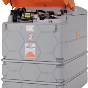En stor grå Cube Premium stationär Dieseltank 1000 L har ett hexagonalt mönster och ett öppet orange lock som visar pumpen och styrenheten inuti. En varningsetikett är synlig på framsidan.