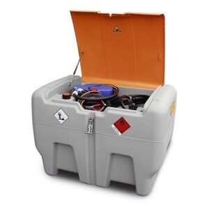 En Dieseltank i grå plast med AdBlue 440/50 liter DT-Mobile Easy har ett öppet orange lock som avslöjar slangar och utrustning, med synliga varningsetiketter för brandfarliga och farliga material på framsidan.